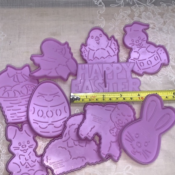 Vintage 1990 Wilton 10 pc cookie cutters Easter treats in storage container - Picture 3 of 12